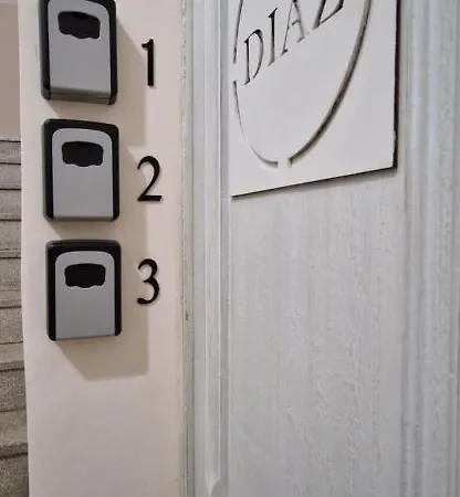 Diaz بيت ضيافة ليتشي